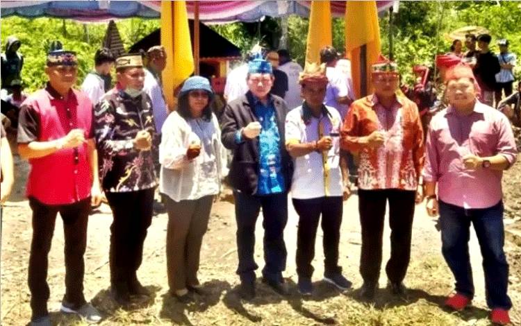 Ketua DPRD Kalteng, Wiyatno (empat dari kanan) ketika menghadiri kegiatan persiapan pembangunan Balai Pasah Karamat Raja di Kecamatan Dadahup, Kabupaten Pulang Pisau belum lama ini. (FOTO: DPRD KALTENG)