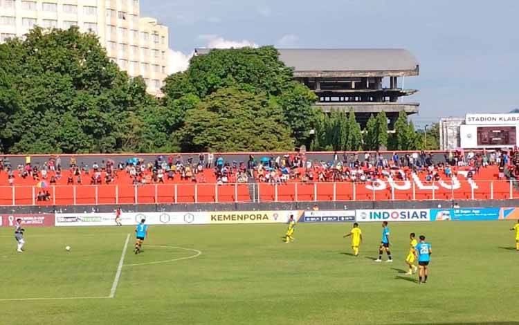 Pertandingan Sulut United berkostum biru hitam berhadapan Persewar dengan kostum kuning kuning di Stadion Klabat Manado, Selasa (27/9/2022). ANTARA/Jorie Darondo