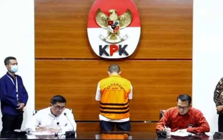 Tangkapan layar-Deputi Penindakan dan Eksekusi KPK Karyoto (kiri) dan Plt Juru Bicara KPK Ali Fikri saat jumpa pers di Gedung KPK, Jakarta, Jumat (20/5/2022) terkait penahanan mantan Dirjen Hortikultura Kementan Hasanuddin Ibrahim sebagaimana dipantau dari kanal YouTube KPK RI. ANTARA/Benardy Ferdiansyah