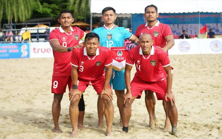 Tim nasional sepak bola pantai Indonesia berfoto sebelum laga terakhir mereka di Kejuaraan Sepak Bola Pantai AFF 2022 kontra Malaysia di Pattaya, Thailand, Kamis (29/9/2022). (ANTARA/HO-PSSI)