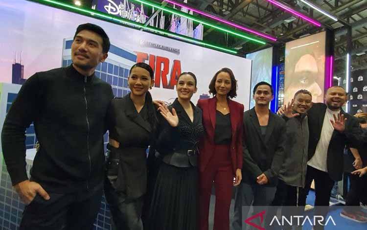 Produser, Sutradara, dan para pemeran dalam seri "Tira" yang merupakan seri perdana dari Jagat Sinema Bumilangit di Indonesia Comic Con 2022 di JCC Senayan, Sabtu (1/10/2022). (Ka-Ki) Joko Anwar, Zahir Omar, Bhisma Mulia, Karina Suwandi, Chelsea Islan, Agnes Naomi, dan Jeremy Juanito. (ANTARA/Livia Kristianti)