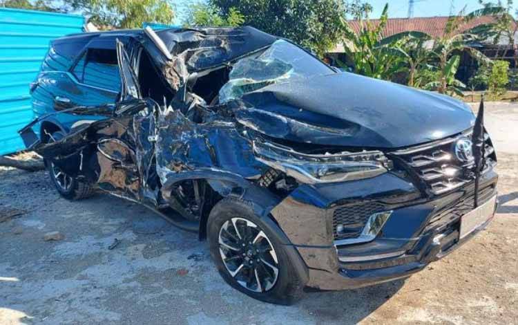 Mobil yang dikendarai Sekretaris Daerah Provinsi Nusa Tenggara Timur Domu Walandory dalam kondisi ringsek di Satlantas Polresta Kupang, NTT, Minggu (2/10/2022). (ANTARA/HO- Polresta Kupang Kota)