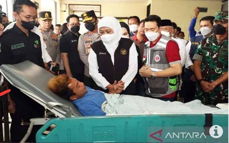 Gubernur Jatim Khofifah Indar Parawansa saat menjenguk pasien korban kerusuhan Stadion Kanjuruhan di salah satu rumah sakit di Kabupaten Malang, Ahad (2/10/2022). (ANTARA/HO-Biro Adpim Jatim/am)