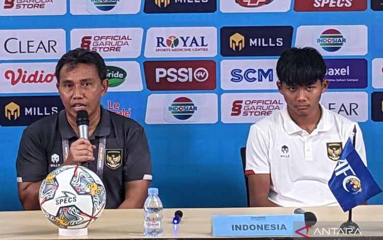 Pelatih tim nasional U-17 Indonesia Bima Sakti (kiri) dan penyerang skuadnya Arkhan Kaka (kanan) memberikan pernyataan kepada media usai laga Grup B Kualifikasi Piala Asia U-17 2023 melawan Uni Emirat Arab, yang mereka menangkan dengan skor 3-2, di Stadion Pakansari, Cibinong, Bogor, Rabu (5/10/2022). (ANTARA/Michael Siahaan)