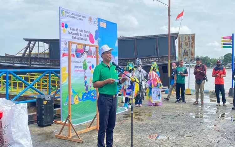 Kepala Dinas Lingkungan Hidup Kota Palangka Raya, Achmad Zaini saat membuka aksi pungut sampah. (FOTO: HENDRI)