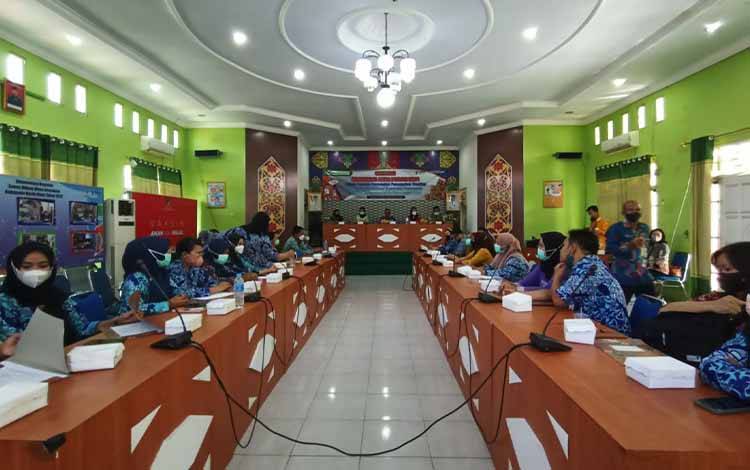 Pertemuan orientasi Komunikasi Antar Pribadi (KAP) dalam program percepatan pencegahan stunting bagi petugas promosi kesehatan puskesmas di aula Dinas Kesehatan, Kamis, 6 Oktober 2022. (FOTO: DHANI)