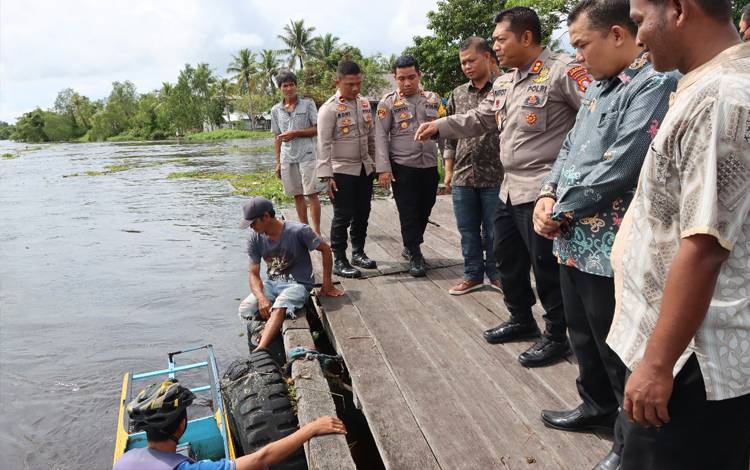 Kapolres Seruyan AKBP Gatot Istanto bersama pejabat utama Polres Seruyan, melakukan peninjauan??persiapan perlombaan Perahu Katinting di Desa Pematang Limau (Foto : Polres Seruyan)