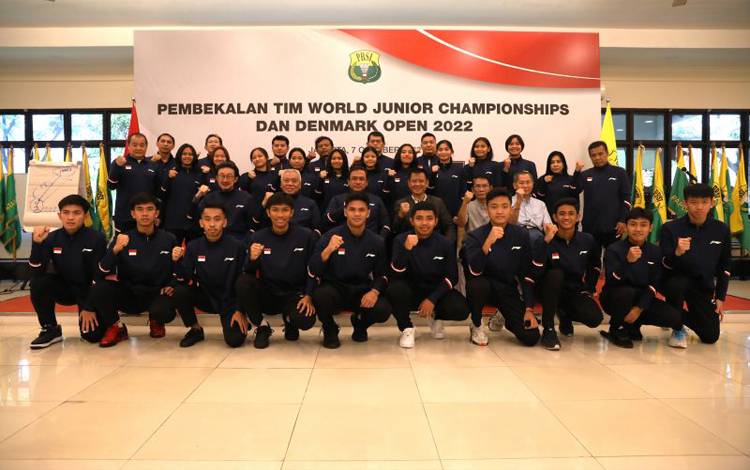 Skuad bulu tangkis Indonesia berfoto bersama menjelang keberangkatan tim ke Kejuaraan Dunia Junior 2022 dalam pelepasan tim di Pelatnas Cipayung, Jakarta, Jumat (7/10/2022). (PBSI)