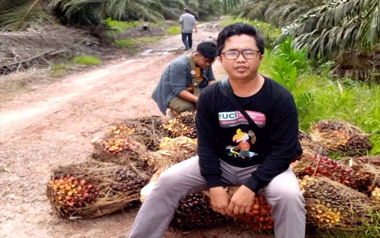 Awak media saat berkunjung ke perkebunan kelapa sawit di Pangkalan Bun. (FOTO: TESTI PRISCILLA)