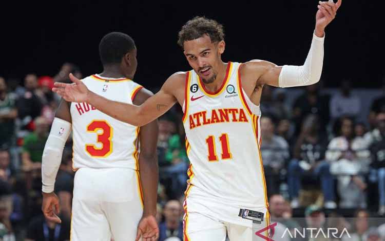 Pebasket bintang Atlanta Hawks Trae Young berekspresi seusai mencetak poin dalam laga pramusim NBA di Abu Dhabi melawan Milwaukee Bucks di Etihad Arena, Uni Emirat Arab, Sabtu (8/10/2022) waktu setempat. (ANTARA/AFP/Giuseppe Cacace)