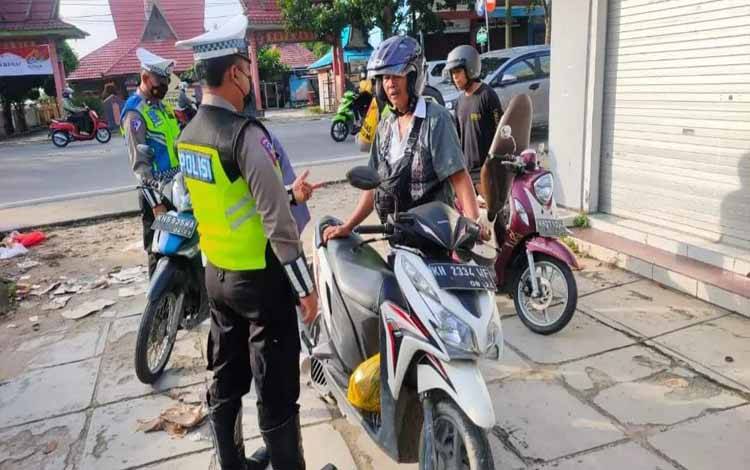 Personel Satlantas Polres Kobar saat melakukan pemeriksaan kendaraan dalam Operasi Zebra Telabang 2022. (FOTO : ISTIMEWA)