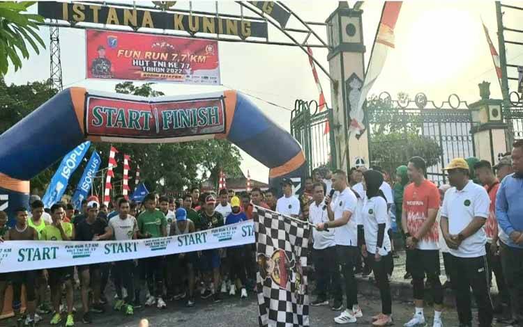 Dandim 1014 Pangkalan Bun?Letkol Arh Drajad Tri Putro pegang bendera start lepas peserta 'Fun Run 7,7 KM 2022'. (FOTO : KODIM PANGKALAN BUN)