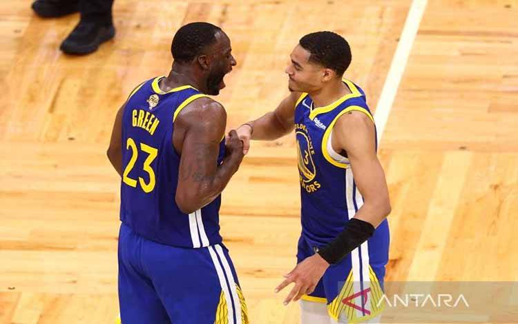 Pebasket Golden State Warriors Draymond Green (kiri) dan Jordan Poole berselebrasi di sela-sela Gim 6 Final NBA 2022 melawan Boston Celtics di TD Garden, Massachusetts, Amerika Serikat, pada 16 Juni 2022. (ANTARA/AFP/GETTY IMAGES/Adam Glanzman)