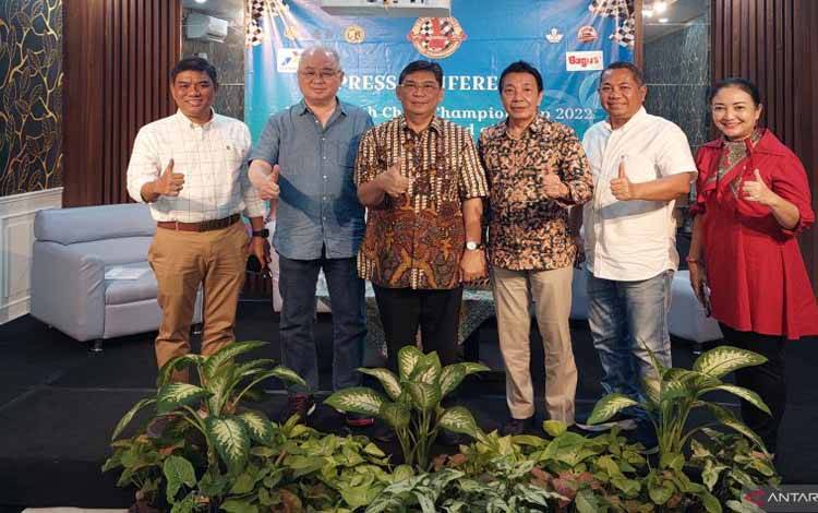 Ketua Umum PB Percasi GM Utut Adianto (ketiga dari kiri) beserta jajaran pengurus lainnya dalam konferensi Asian Youth Chess Championship (AYCC) 2022 di Museum Perumusan Naskah Proklamasi, Menteng, Jakarta, Minggu (9/10/2022). (ANTARA/Muhammad Ramdan)
