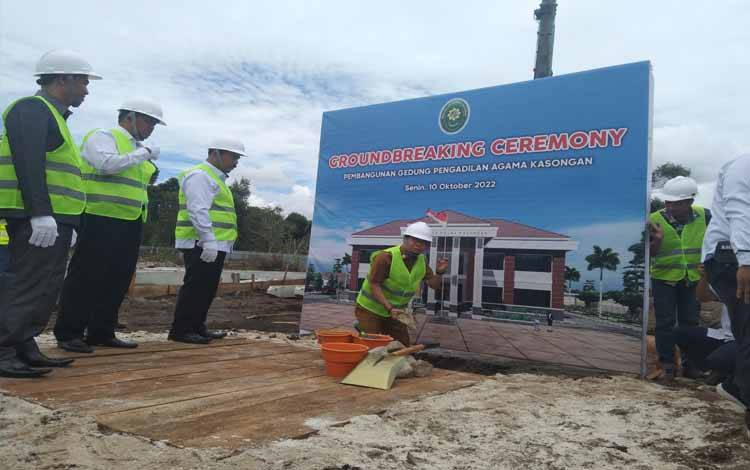 Bupati Katingan Sakariyas bersama sejumlah pejabat turut meletakkan batu pertama pembangunan Gedung Pengadilan Agama Kasongan di Komplek Perkantor Pemkab Katingan Kereng Humbang, Senin, 20 Oktober 2022