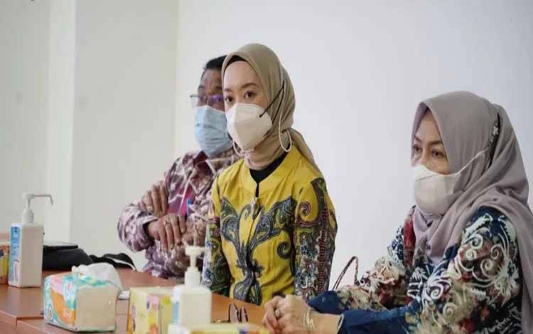Ketua TP-PKK Palangka Raya, Avina Fairid Naparin saat berkoordinasi tentang program kabupaten kota sehat di Semarang. (FOTO: HUMAS PEMKO)