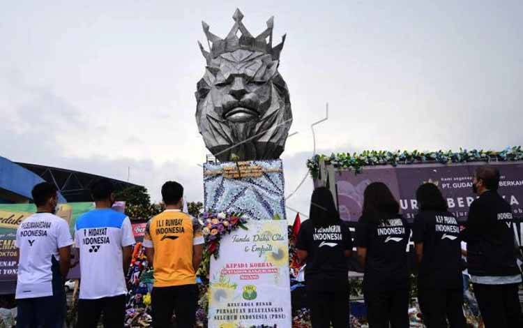Pebulutangkis dan pengurus Persatuan Bulutangkis Seluruh Indonesia (PBSI) berdoa bersama di Tugu Singa Stadion Kanjuruhan, Malang, Jawa Timur, Senin (10/10/2022). Doa bersama untuk korban tragedi Kanjuruhan tersebut dilakukan disela-sela persiapan turnamen badminton Indonesia International Challenge. (ANTARA FOTO/Purnomo/abs/rwa.)