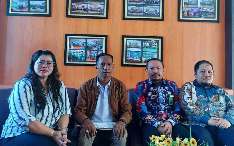 Sudirman (nomor 2 dari kiri) Kuasa hukum Ibu Nanas (istri siri oknum pejabat di Pengadilan Agama Palangka Raya, kiri) berkunjung ke PT Agama Palangka Raya, Jumat 7 Oktober 2022. (POTO : PARLIN TAMBUNAN).