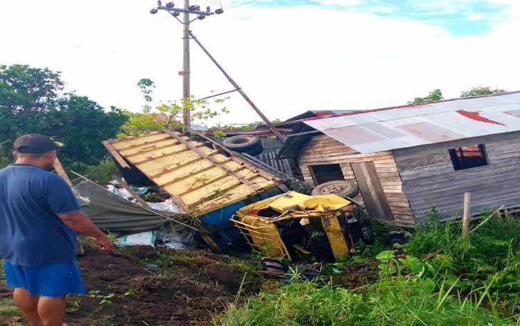 Truk bermuatan pupuk terguling dan terperosok di parit Jalan Mahir Mahar, Rabu 12 Oktober 2022. (POTO : PARLIN TAMBUNAN)
