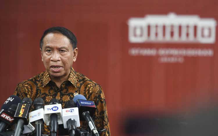 Menpora Zainudin Amali memberikan keterangan kepada wartawan usai mengikuti sidang kabinet paripurna di Kompleks Istana Kepresidenan, Jakarta, Selasa (11/10/2022). Sidang kabinet paripurna tersebut diantaranya membahas langkah menghadapi kondisi global yang tengah dalam ancaman resesi, realisasi belanja Kementerian dan Lembaga, kegiatan presidensi G20 Indonesia, serta perkembangan penanganan COVID-19. ANTARA FOTO/Hafidz Mubarak A/aww.