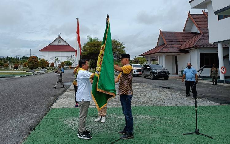 Bupati Gunung Mas Jaya S Monong saat melepas kontingen Kabupaten Gunung Mas untuk mengikuti pertandingan dalam merebut Slot Pekan Olahraga Pelajar Nasional (Popnas) di Pra Popnas Kalimantan Selatan tahun 2022. (FOTO: RISKA YULYANA)?