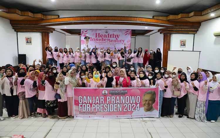 Relawan Srikandi Ganjar Provinsi Kalimantan Tengah foto bersama seusai mengadakan seminar kesehatan dan kecantikan serta beauty class di Sampit, Sabtu 15 Oktober 2022
