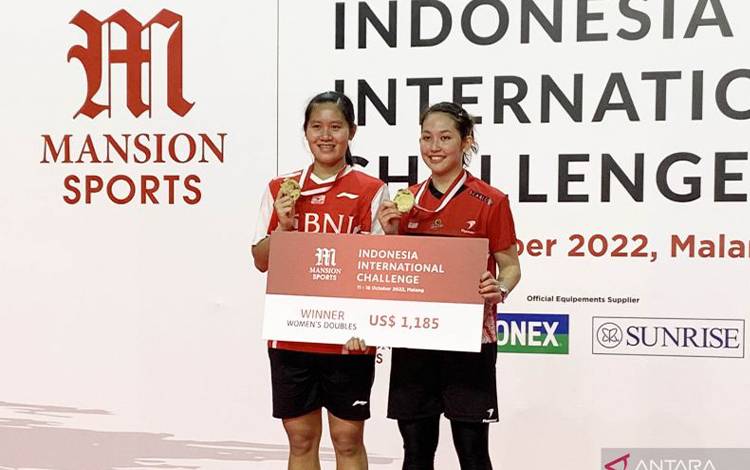 Ganda putri Indonesia Lanny Tria Mayasari (kiri) dan Ribka Sugiarto mengangkat medali emas usai menjuarai Indoensia International Challenge 2022, di Kota Malang, Jawa Timur, Minggu (16/10/2022). ANTARA/Vicki Febrianto
