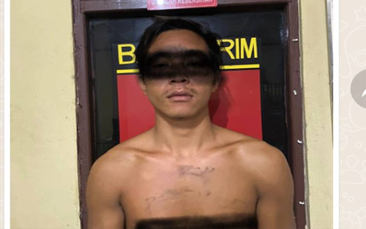 Terduga pelaku pencurian rumah kosong di Katingan Hilir saat berada di Mapolsek setempat.