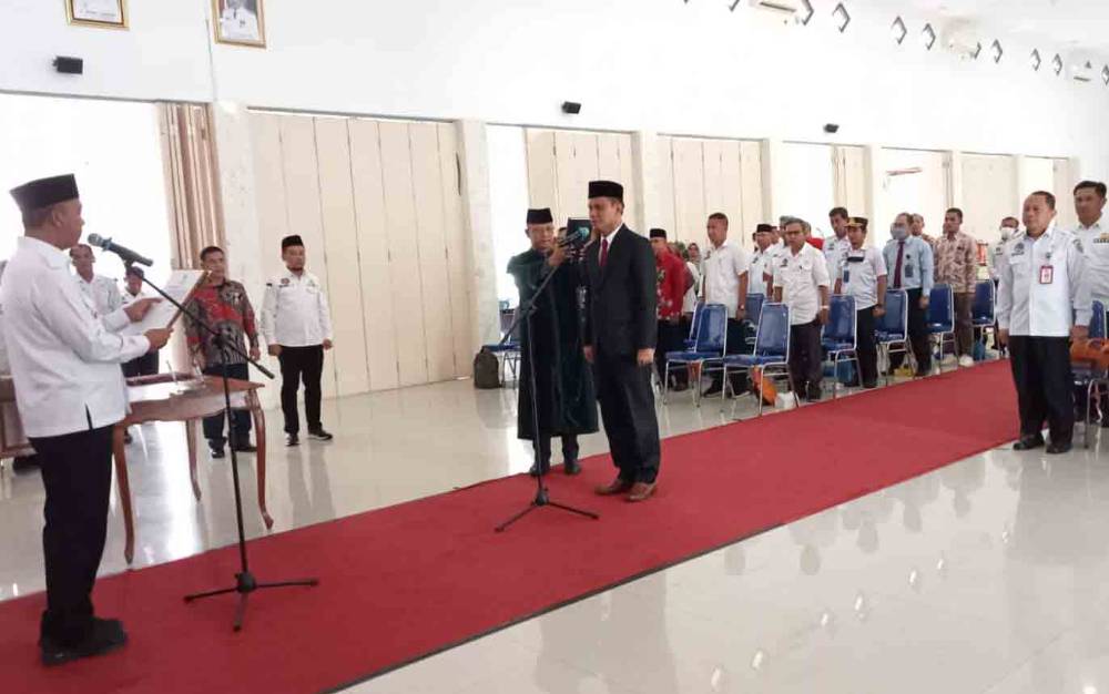 Bupati Sukamara, Windu Subagio melantik Direktur PDAM Tirta Sukma Kabupaten Sukamara periode 2022-2027, Eko Raharjo di aula Kantor Bupati setempat pada Rabu, 19 Oktober 2022. (FOTO:NORHASANAH)