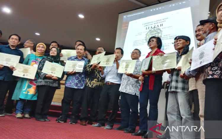 Alumnus Fakultas Kehutanan UGM Yogyakarta memberikan kesaksian terkait keaslian ijazah Presiden Jokowi di Auditorium Fakultas Kehutanan UGM, Yogyakarta, Jumat (21/10/2022). (ANTARA/Luqman Hakim)