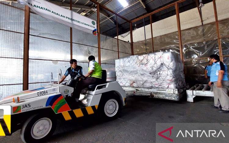 Sejumlah petugas PT Jasa Angkasa Semesta (JAS Airport Services) sedang mengangkut bantuan kemanusiaan dari pemerintah RI untuk pemulihan penanganan banjir di Pakistan di gudang kargo Bandara Halim Perdanakusuma, Jakarta, Senin (26/7/2022). (ANTARA/HO-Jakarta Airport Services)