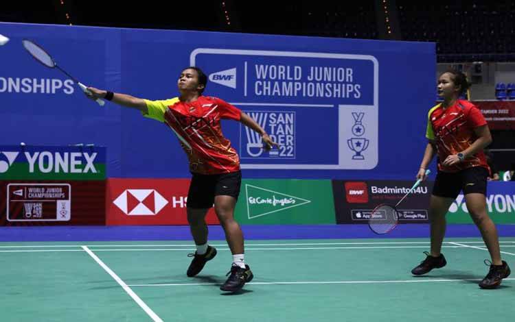 Ganda putri Indonesia Rachel Allessya Rose/Meilysa Trias Puspitasari beraksi pada partai terakhir semifinal Kejuaraan Dunia Bulu Tangkis Beregu Junior 2022 di di Palacio de Deportes de Santander, Santander, Jumat (21/10/2022). ANTARA/Dokumentasi PBSI