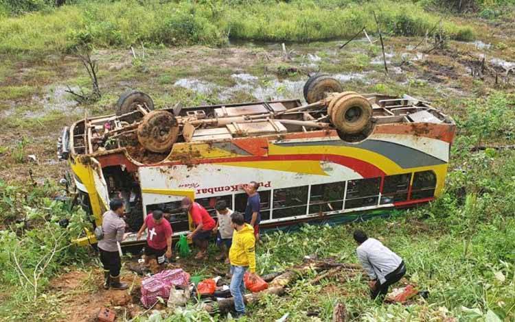 Proses evakuasi penumpang Bis Putra Kembar yang mengalami kecelakaan jatuh ke jurang di Desa Kenerak Kecamatan Semitau, wilayah Kapuas Hulu, Provinsi Kalimantan Barat, Sabtu (22/10/2022). ANTARA/HO-Satlantas Polres Kapuas Hulu. (Teofilusianto Timotius)