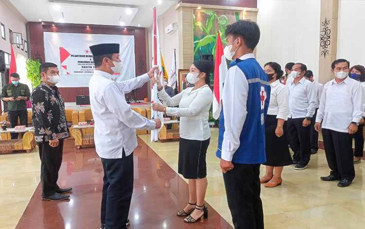 Ketua PMI Barito Timur periode 2021-2026 Munita Mustika Dewi menerima pataka bendera PMI dari Ketua PMI Kalteng, Suhaemi sebagai tanda kesiapan melanjutkan kepemimpinan pengurus sebelumnya. (FOTO: BOLE MALO)