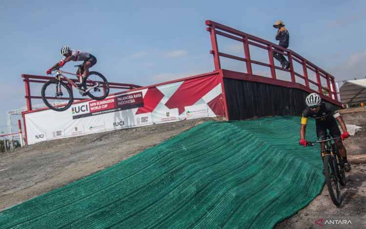 ARSIP: Pembalap sepeda gunung (MTB) Indonesia Maydanil Arham (kanan) dan Ihza Muhammad (kiri) memacu sepedanya saat mengikuti latihan di sirkuit trek arena UCI MTB di Palangka Raya, Kalimantan Tengah, Selasa (23/8/2022). Sebanyak 18 atlet balap sepeda gunung (MTB) timnas Indonesia yang terdiri dari sembilan putra dan sembilan putri akan mengikuti ajang kejuaraan balap sepeda internasional UCI MTB Eliminator World Cup 2022 pada 28 Agustus. ANTARA FOTO/Makna Zaezar/rwa. (ANTARA FOTO/Makna Zaezar)