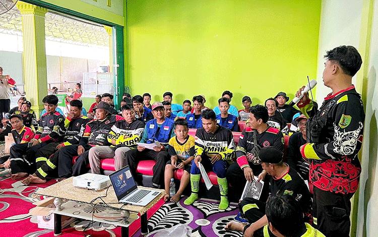 Para relawan gabungan menerima materi teori sebelum praktek penanggulangan kebakaran kelas A dan B di Lapangan SMA Negeri 1 Dusun Tengah, Minggu, 23 Oktober 2022. (FOTO: BOLE MALO)