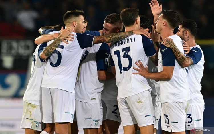 Para pemain Lazio merayakan kemenangan mereka atas Atalanta seusai pertandingan Liga Italia di Stadion Atleti Azzurri d'Italia, Bergamo, Italia, Minggu (23/10/2022). AFP/MIGUEL MEDINA