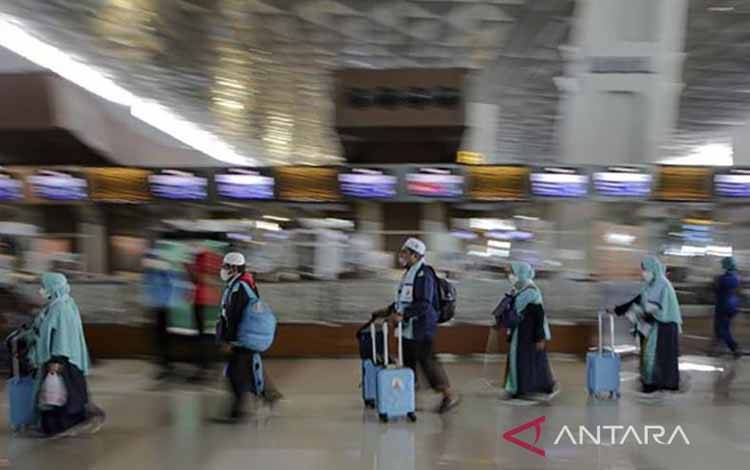 Arsip - Sejumlah calon jamaah umrah berjalan di Terminal 3 Bandara Internasional Soekarno-Hatta, Tangerang, Banten, Sabtu (8/1/2022). (ANTARA FOTO/FAUZAN)