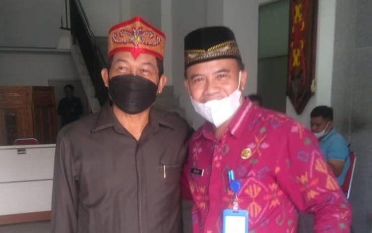 Anggota DPRD Kalteng, Henry (kiri). (FOTO: ISTIMEWA)