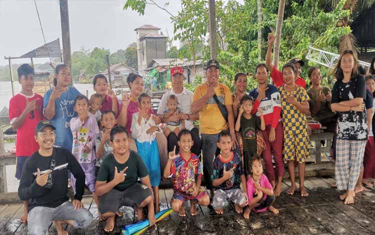 Bupati Seruyan, Yulhaidir bertatap muka secara langsung bersama warga terdampak banjir di sejumlah desa untuk memastikan penyaluran bantuan berjalan baik. (Foto : FAHRUL)