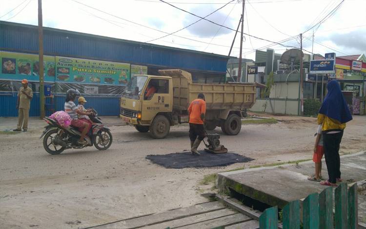Respon cepat Dinas PUPRPRKP Kotim tanggapi demo mahasiswa dan pelajar dengan lakukan perbaikan Jalan Ki Hajar Dewantara pada Selasa, 25 Oktober 2022