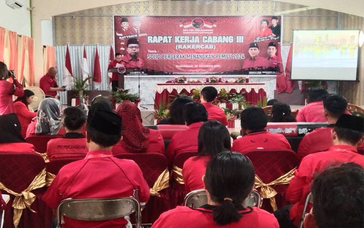 Ketua DPC PDI Perjuangan yang juga Bupati Katingan, Sakariyas menyampaikan sambutan pada acara Rakercab III di Hotel Citra Katingan, Selasa, 25 Oktober 2022.