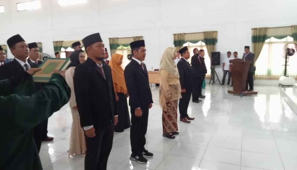 Pelantikan Panitia Pengawas Pemilu (Panwaslu) Kecamatan se Kabupaten Sukamara di aula SMP Negeri 1 Sukamara pada Kamis, 27 Oktober 2022.