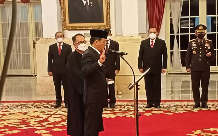Johanis Tanak resmi dilantik sebagai Wakil Ketua Komisi Pemberantasan Korupsi Sisa Masa Jabatan Tahun 2019-2023 di Istana Negara, Jakarta, Jumat (28/10/2022). (ANTARA/Rangga Pandu Asmara Jingga)