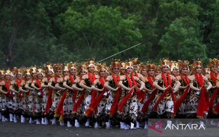 Penari menampilkan tarian kolosal pada Festival Gandrung Sewu 2022 di Pantai Marina Boom, Banyuwangi, Jawa Timur, Sabtu (29/10/2022). Festival yang menampilkan 1.188 penari gandrung itu mengangkat tema Kemilau Bumi Blambangan yang menceritakan tentang kebangkitan Kerajaan Blambangan setelah masyarakatnya terserang penyebaran wabah penyakit. (ANTARA FOTO/Budi Candra Setya/tom)