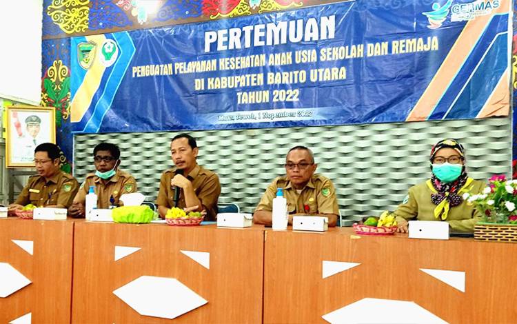 Kepala Dinas Kesehatan Kabupaten Barito Utara, H Siswandoyo saat memimpin pertemuan penguatan pelayanan kesehatan anak usia sekolah dan remaja di aula Dinas Kesehatan setempat, Selasa 1 November 2022. (FOTO: DHANI)