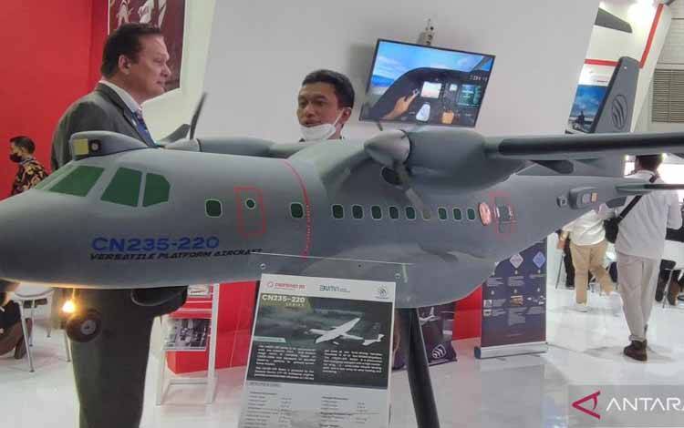 Miniatur pesawat CN235-220 di stand PT Dirgantara Indonesia pada Indo Defence 2022 Expo dan Forum di JIExpo Kemayoran, Jakarta, Rabu (2/11/2022). (ANTARA/Syaiful Hakim)