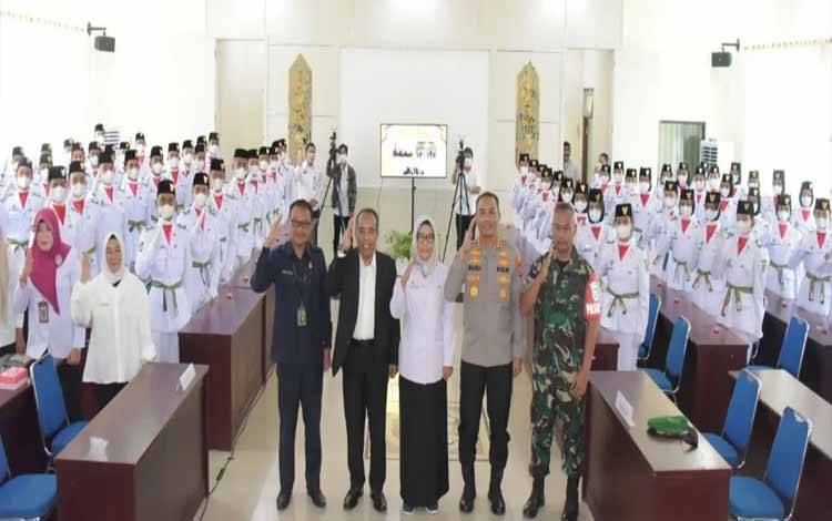Sekertaris Daerah Kota Palangka Raya, Hera Nugrahayu saat menghadiri pengangkatan Duta Pancasila. (FOTO: HUMAS PEMKO)