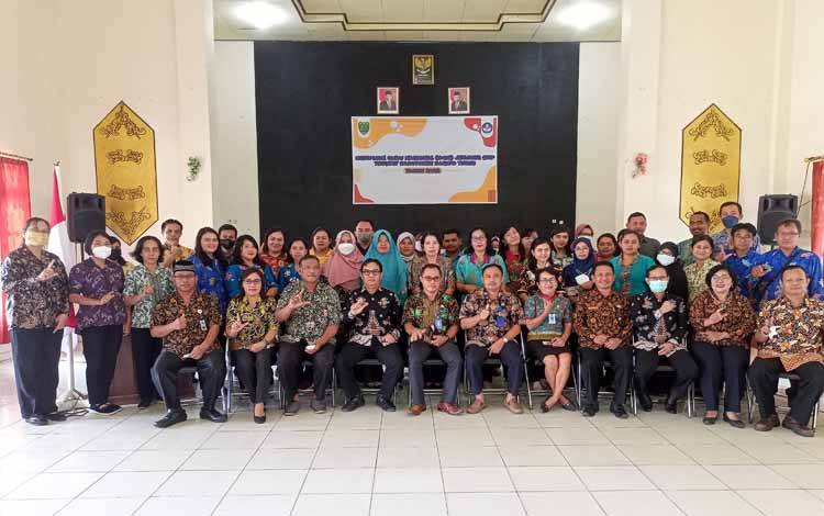Peserta OGN Jenjang SMP berfoto bersama Sekretaris Dinas Pendidikan dan Kabid SMP saat pembukaan kegiatan, Kamis, 3 November 2022. (FOTO: BOLE MALO)