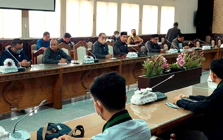 Ketua Komisi II DPRD Kalteng, Achmad Rasyid (tiga dari kanan) saat bersama dengan anggota DPRD Kalteng lainnya melangsungkan pertemuan dengan pengurus HMI beberapa waktu lalu. (FOTO: DONNY D)
